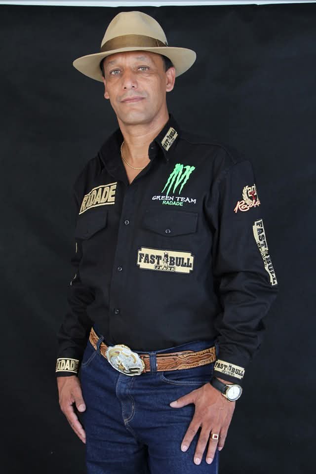 JM Oliveira em foto de artista com chapéu